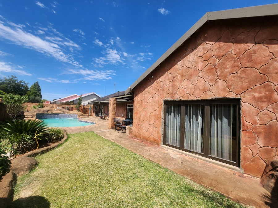 5 Bedroom Property for Sale in Stilfontein Ext 4 North West